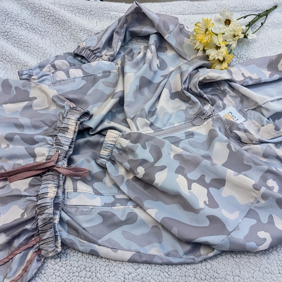 Camo Hooded Top w/ matching Shorts - Picture 7 of 7